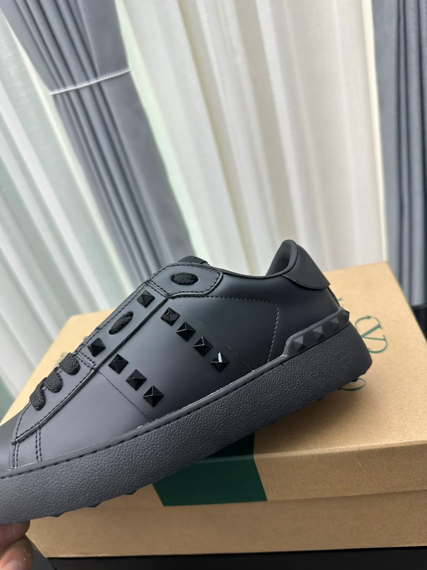 👟👟Ex-factory price 480👟👟 Women's shoes, women's clothing, Valentino Valentino GARAVANI OPEN DISCO, rivets, thick soles, casual sports shoes, heightening, white shoes, original purchase and development, production, V family classic series, rivet white shoes, hot sale at the counter, brand new, huge 6.5cm platform platform platform with original classic series, a perfect favorite for short people Comes with exquisite packaging at the counter 🛍📦 ▪️ Fabric: Original customized imported calfskin ▪️ Lining: Imported customized soft cowhide lining ▪️ Sole: Original molded ultra-light rubber foam material ▪️ Sole thickness: 6.5 ▪️ Size: Women's 35-45 (customized 45 is non-returnable